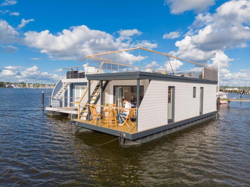 Hausboot Aegir Mit Dachterrasse In Schleswig Am Ostseefjord Schlei — Schleswig