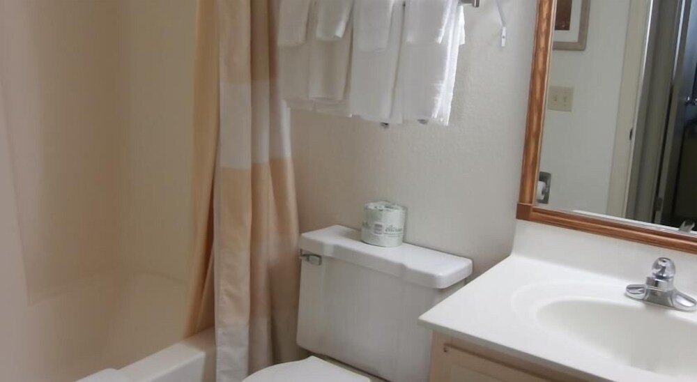 Clinton Inn & Suites - photo 14