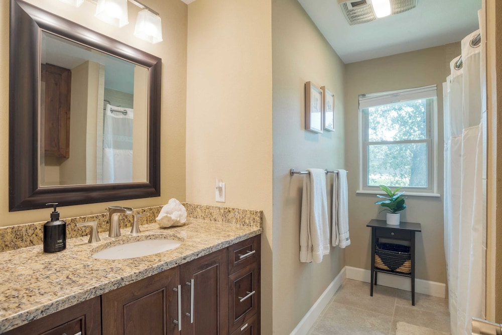 Travis by Avantstay Waterfront Lake Retreat - photo 24