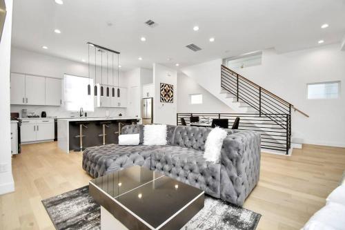 BlissHaven Luxe & Spacious in Downtown Houston with Soaking Tub Rooftop and free Parking in Houston, United States