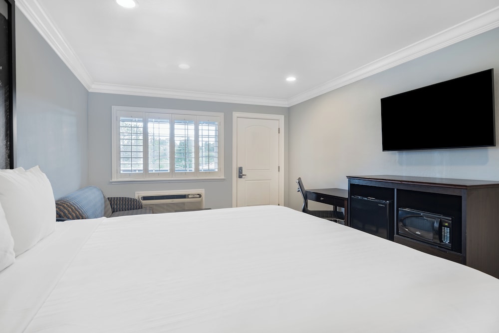 Aura Inn Monterey - photo 75