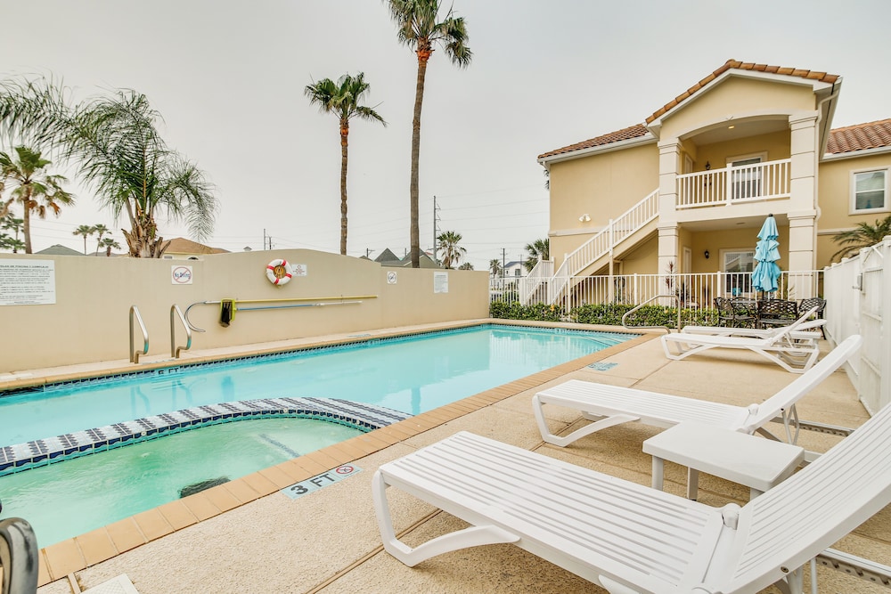 South Padre Island Condo Near Beach w Balcony — 4-Star Luxury Hotel in South Padre Island, United States