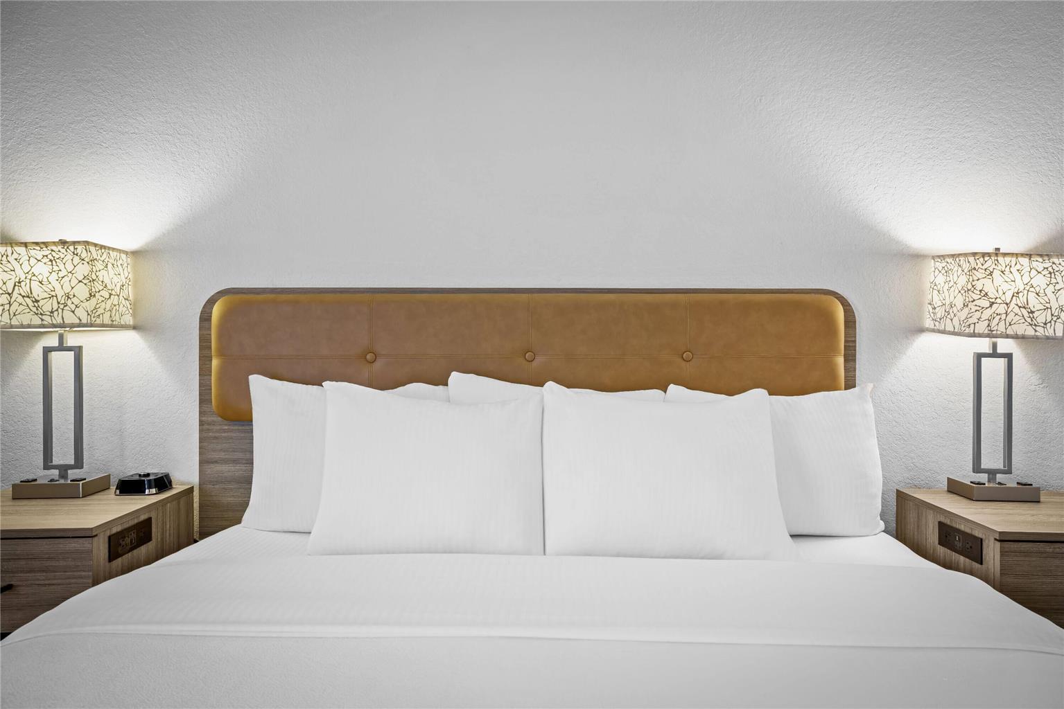 La Quinta Inn & Suites by Wyndham Miami Airport West - photo 22