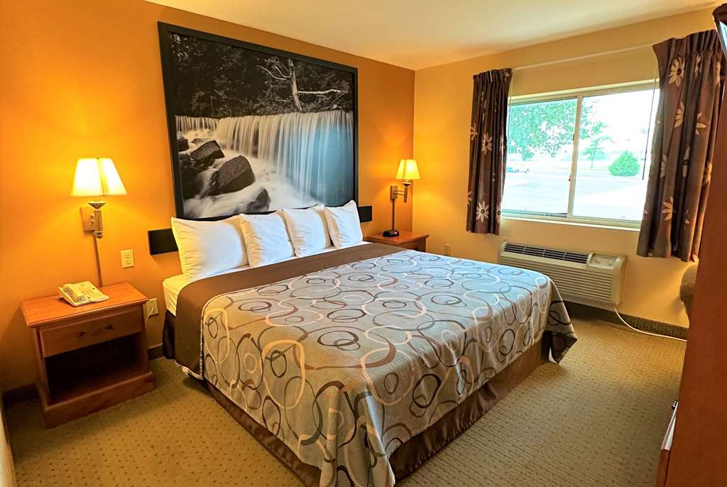 Super 8 by Wyndham Topeka at Forbes Landing - photo 9