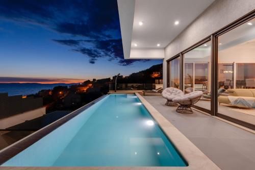 Villa Grey with 4 bedrooms Heated pool Sauna Media room Sea Views — 4-Star Luxury Hotel in Jesenice, Croatia