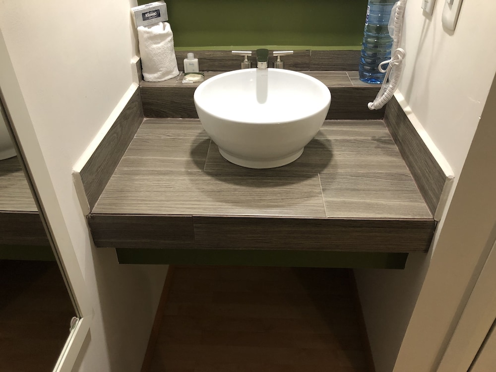 Bathroom sink