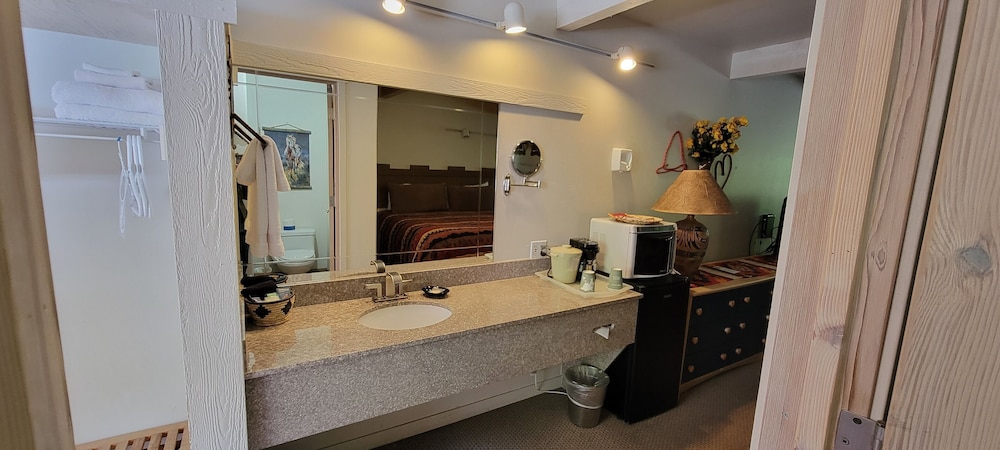 Hot Springs Inn - photo 40