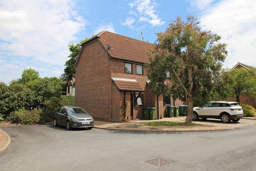 Garden parking 3 Guests wifi 20minsgatwick in Horsham, United Kingdom