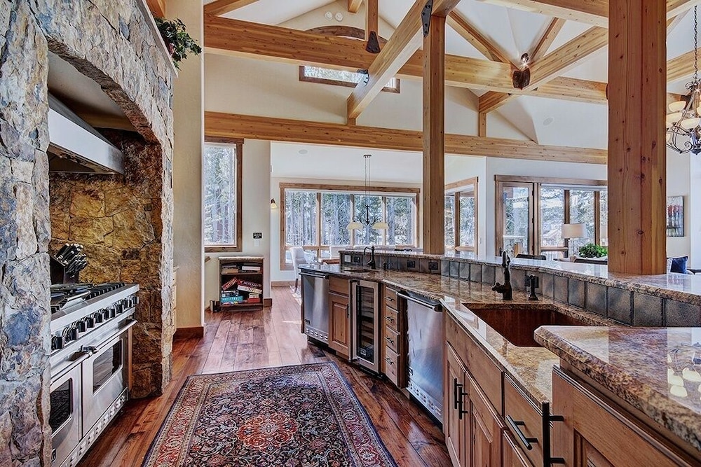 Mountain Majesty Manor Main Street by Pinnacle Lodging - photo 13