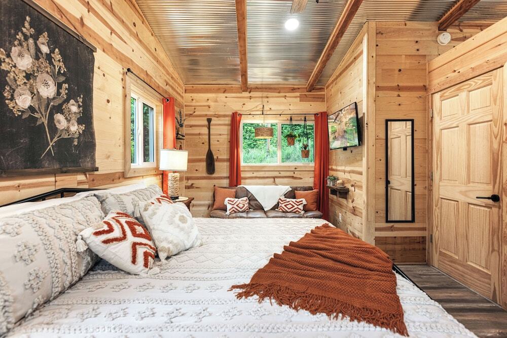Cozy Cove Cabin The Perfect Ozark Retreat 19749401 — Camdenton