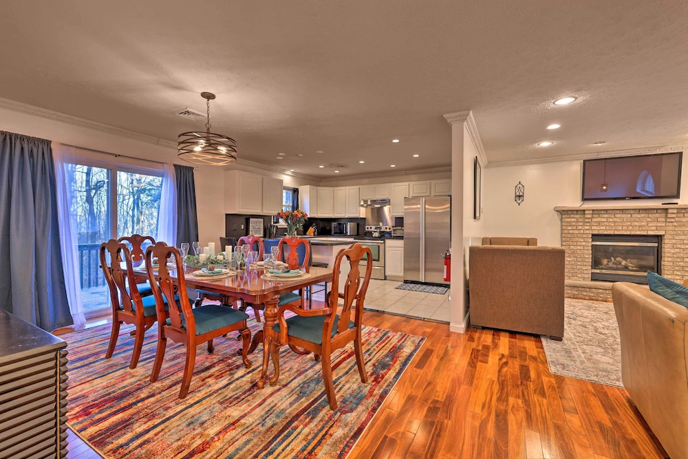 Resort Perks And Lake Access Poconos Retreat - carbon neutral hotel in Mount Pocono