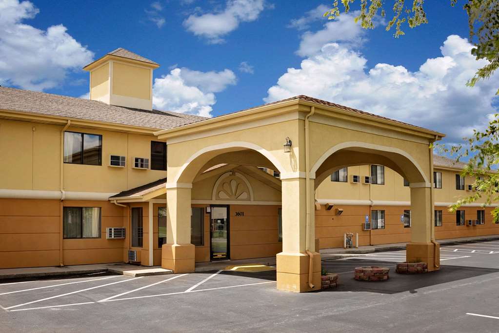 Super 8 by Wyndham Muncie Ball St. College Area - photo 2