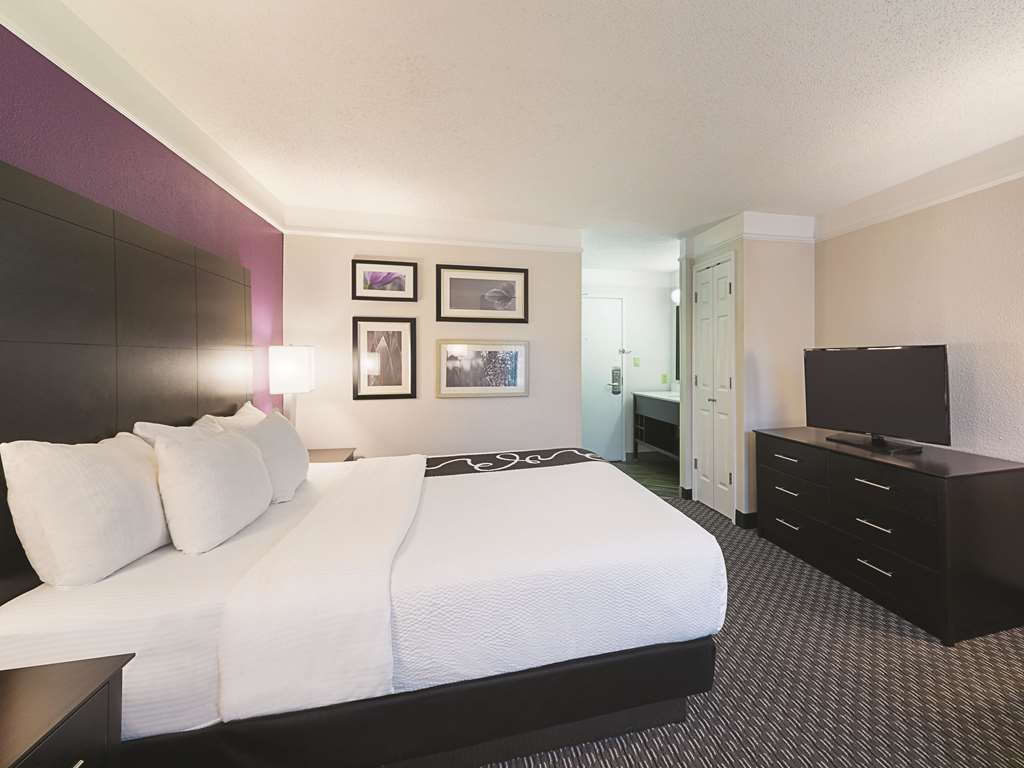 La Quinta Inn & Suites by Wyndham Austin Round Rock - photo 12