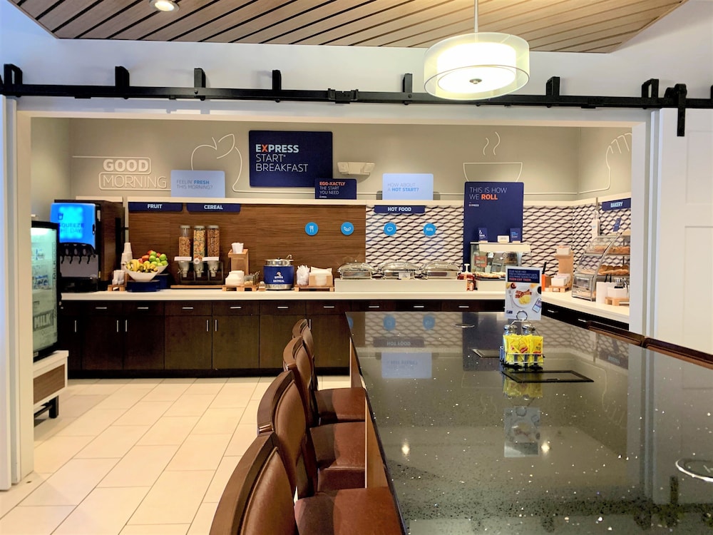 Holiday Inn Express & Suites Chicago Libertyville by IHG - photo 39