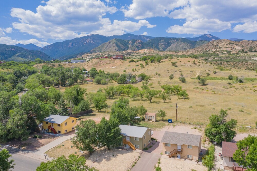 2BR Aptmt Parks Private Deck Mountain Views - photo 27
