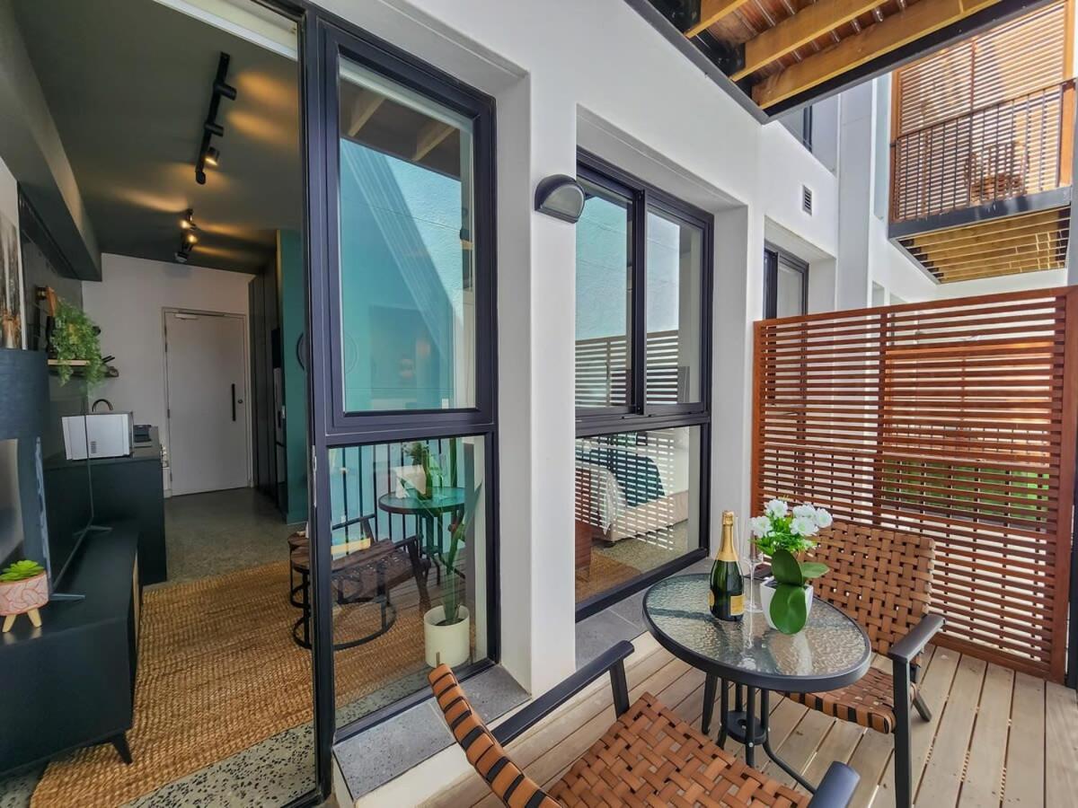 Trendy secure private balcony Wifi & Smart TV