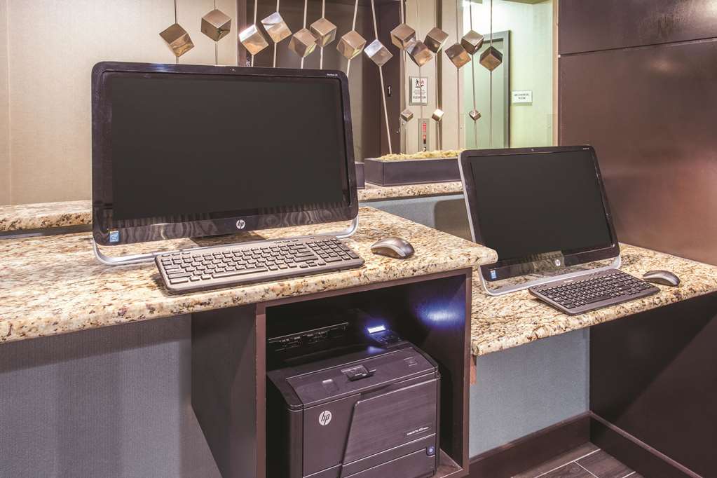 La Quinta Inn & Suites by Wyndham O'Fallon IL St. Louis - photo 27