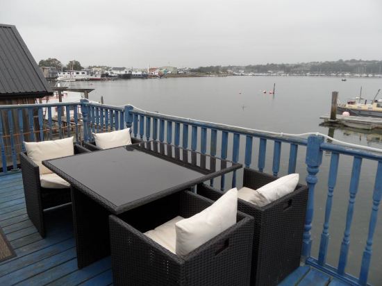 Houseboat Heyvon — 4-Star Luxury Hotel in Bembridge, United Kingdom