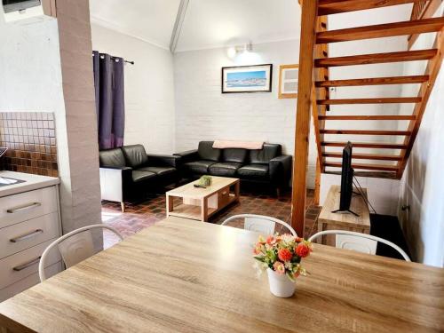 Loft Villa Pool Spa & Beach Sleeps Six — 4-Star Luxury Hotel in Mandurah, Australia