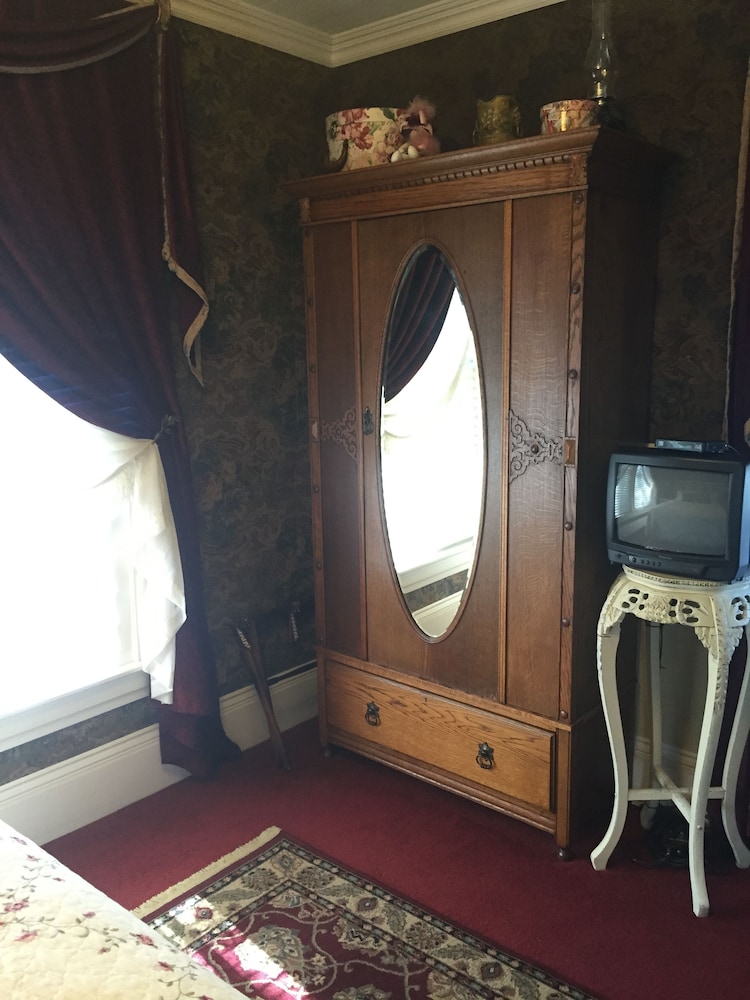 Weaverville Whitmore Inn - photo 12