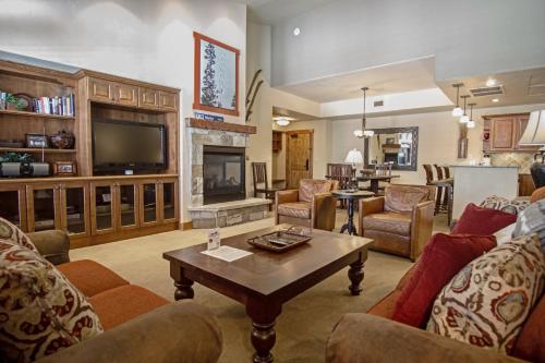 Outdoor Pool and Hot Tub Air Conditioning Covered Deck with Gas Grill Penthouse Level in Steamboat Springs, United States