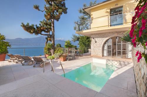 Villa Vista Lago With Pool — 4-Star Luxury Hotel in Torri Del Benaco, Italy
