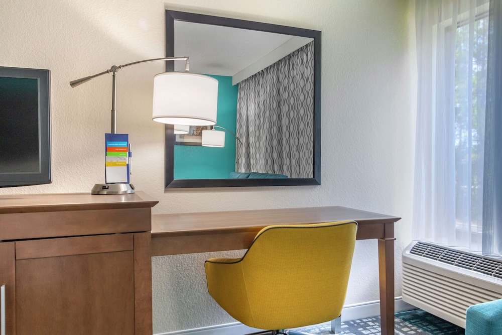 Hampton Inn Adel - photo 7