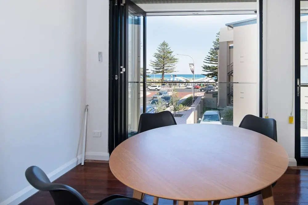 Largs Oasis Beach and Jetty views Free wine — 4-Star Luxury Hotel in Largs, Australia
