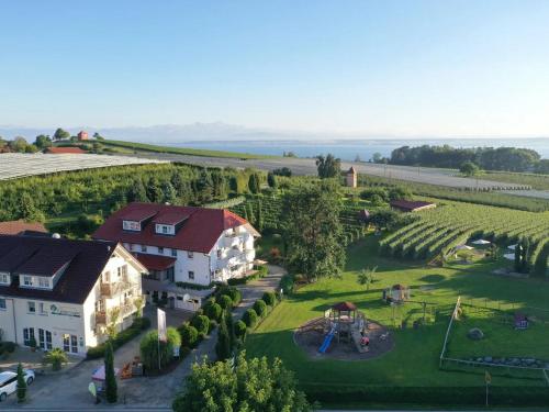 Obst und Ferienhof Gomeringer — 4-Star Luxury Hotel in Immenstaad Am Bodensee, Germany