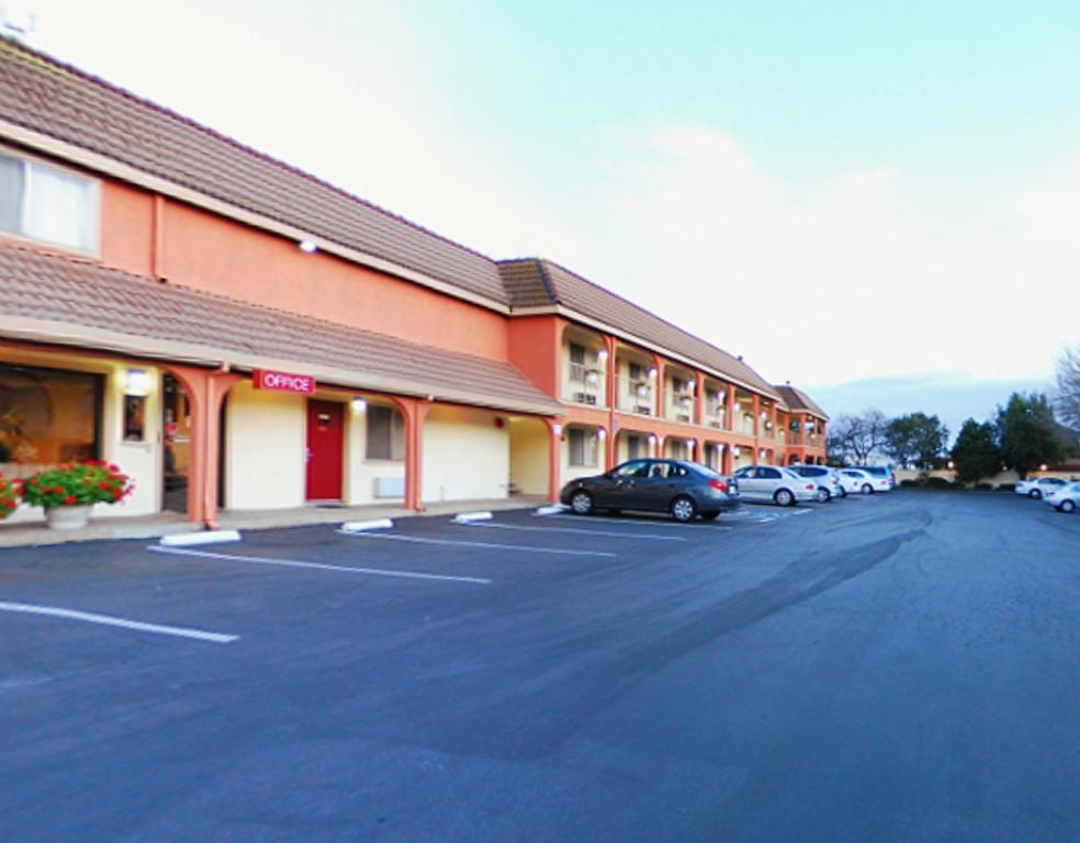 Econo Lodge Gilroy - photo 25