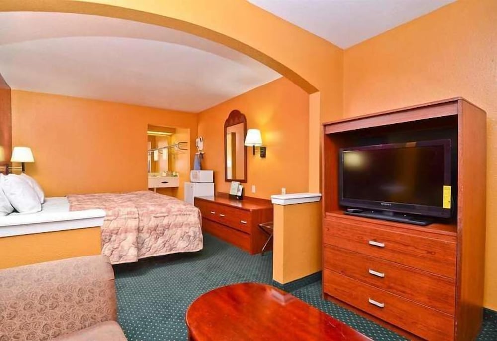 Pine Point Inn & Suites - photo 9