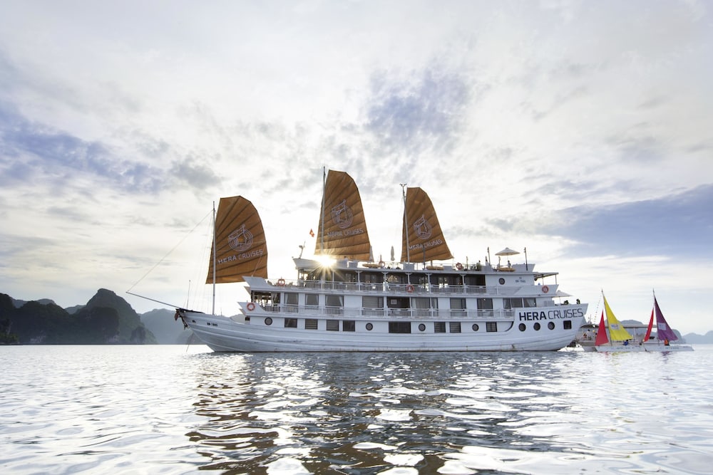 Hera Cruises — 5-Star Luxury Hotel in Ha Long, Vietnam