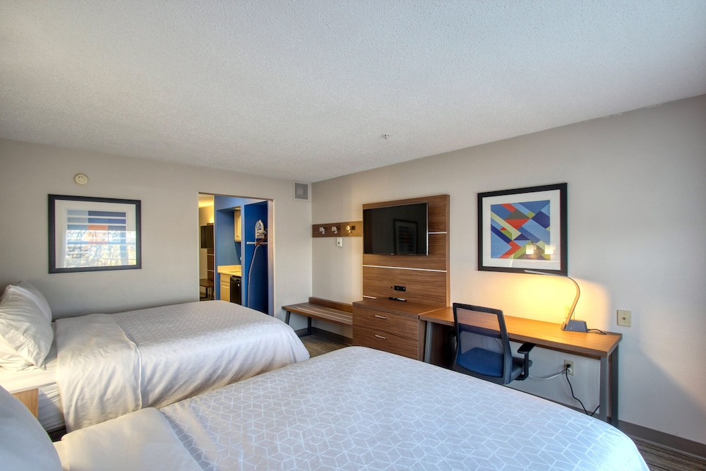 Holiday Inn Express Hotel & Suites Oshkosh by IHG - photo 24