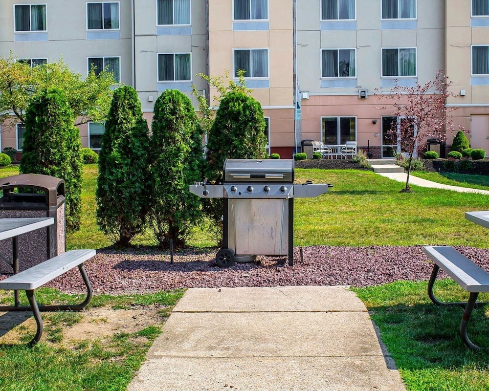 Wilkes Barre Inn and Suites - photo 14