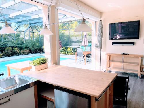 Classic Arcades Heated Pool Home by Beach & Dining — 4-Star Luxury Hotel in Bonita Springs, United States