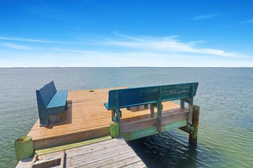 My Island Escape North Main & private dock in Chincoteague, United States