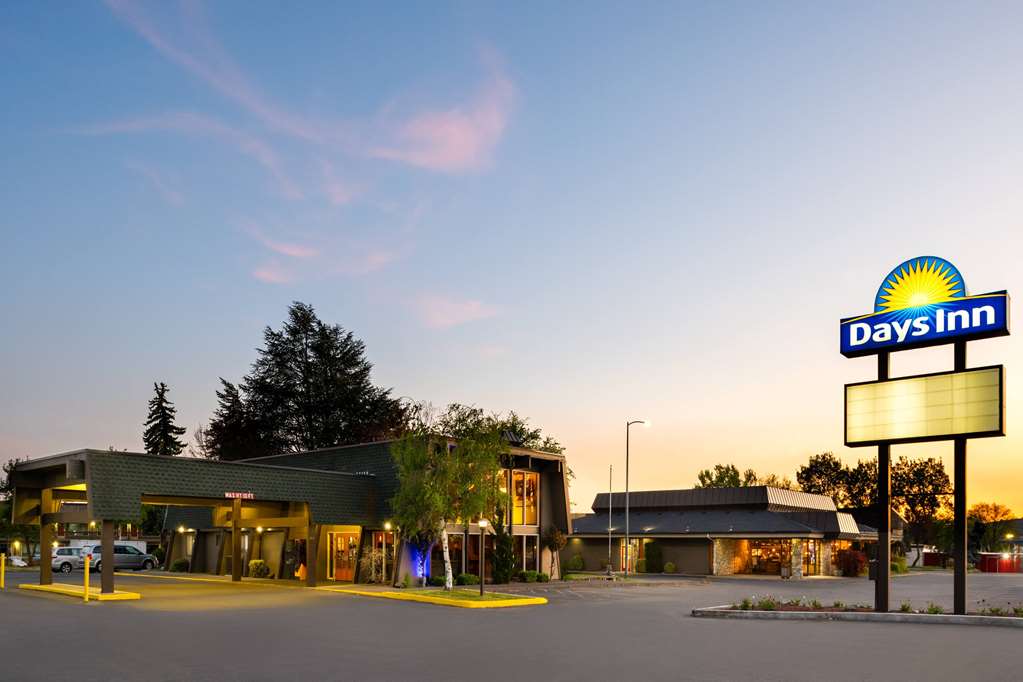 Days Inn by Wyndham Klamath Falls - photo 3