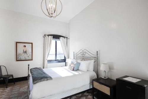 The Signature Queen with Mountain Views — hotel in Bisbee
