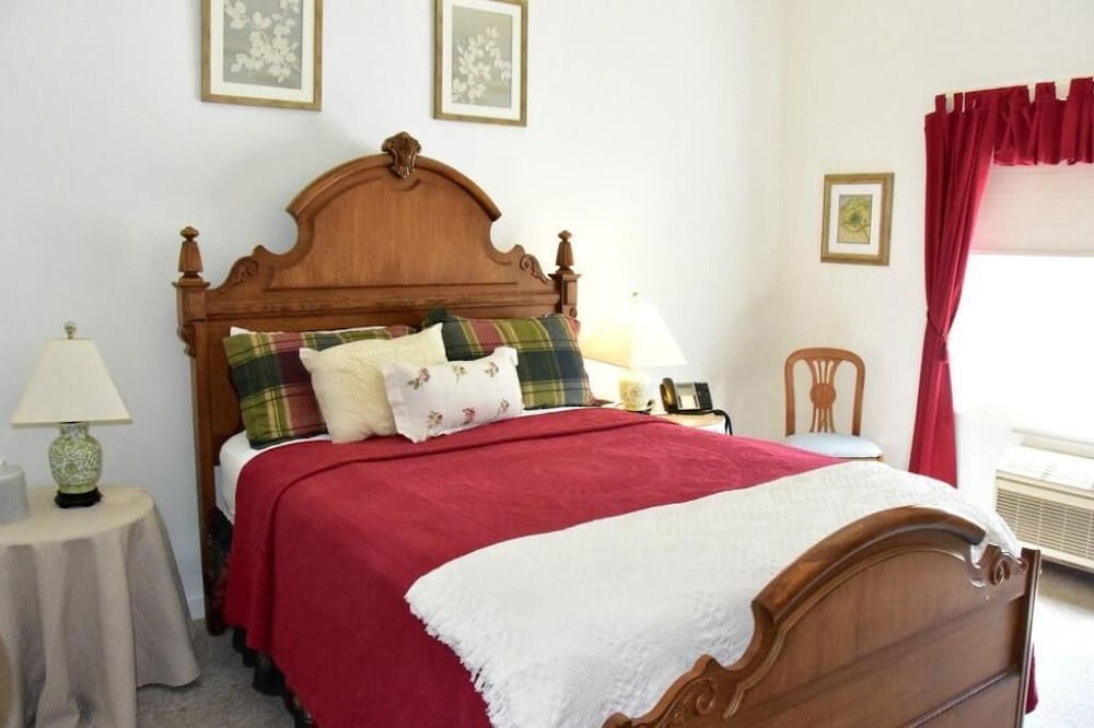 Camelot Restaurant & Inn - photo 22