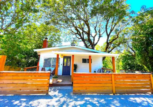 Private Wine Country River Bungalow Sunny Treetop Views Pets Stay Free — 4-Star Luxury Hotel in Forestville, United States