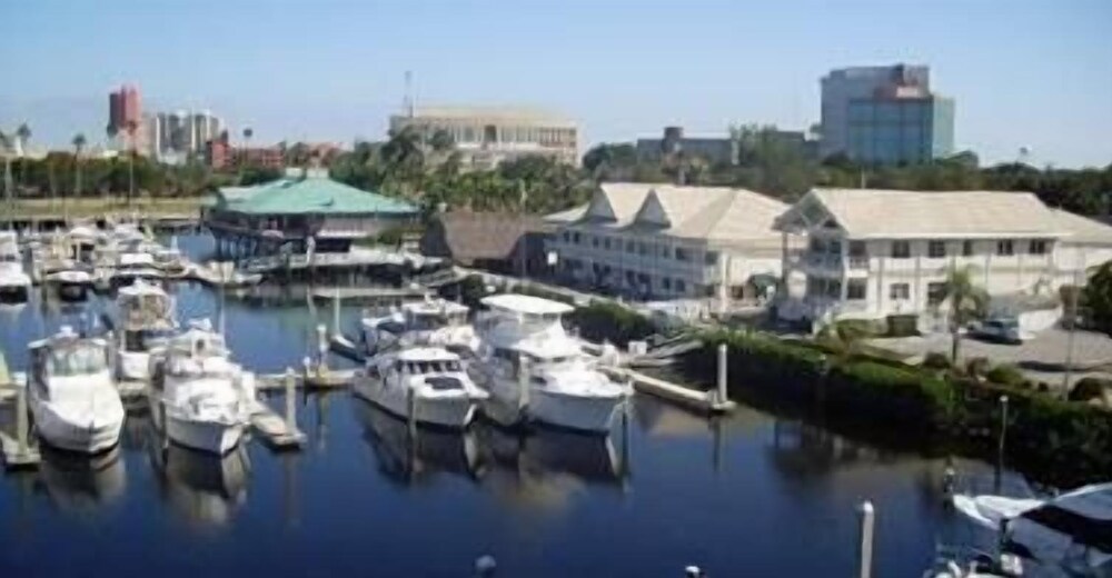 Legacy Harbour Hotel & Suites - photo 23