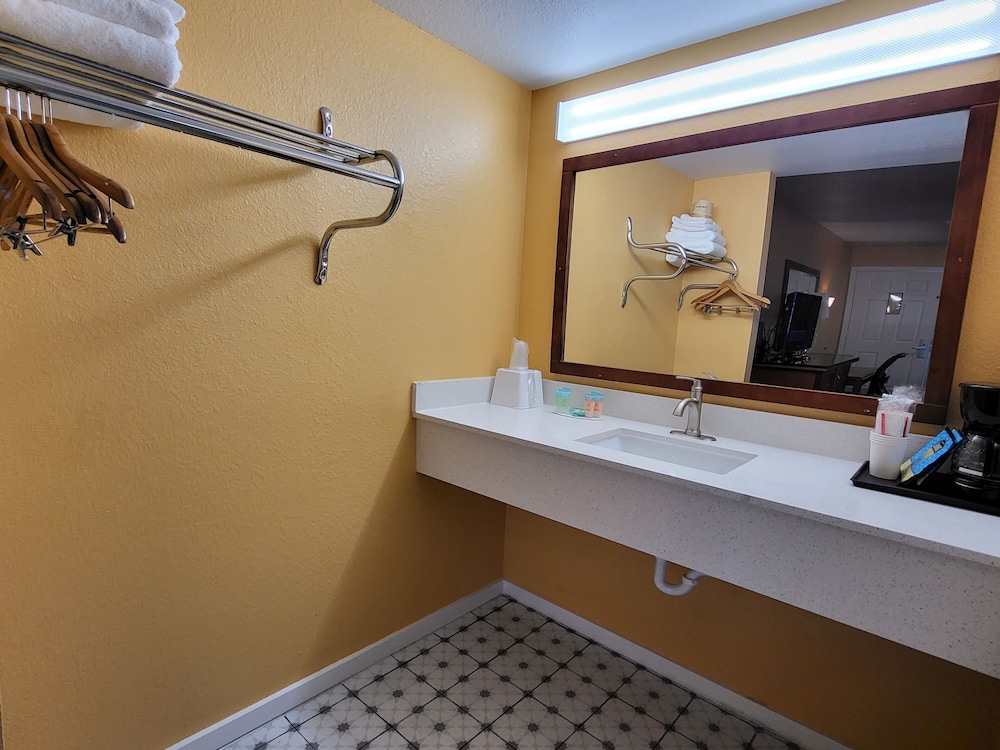 Olympic Inn & Suites - photo 34