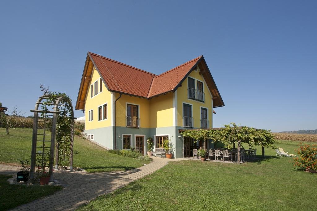 Weingut Winzerhof Gastezimmer Grebenz — Grossklein