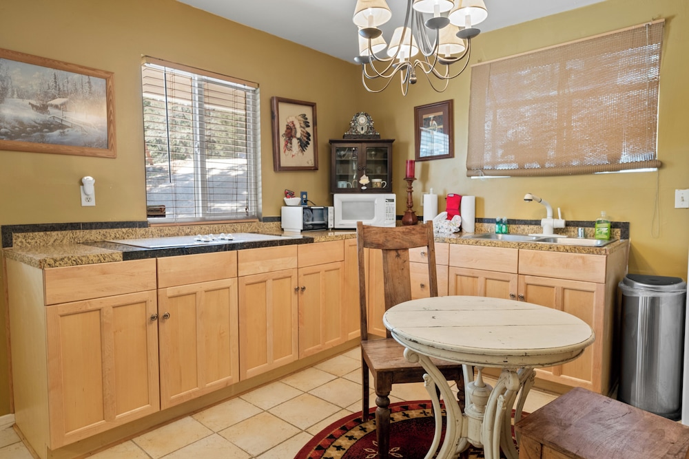 Smo Haus Located in the quiet area of Big Bear City with mountain views. — 4-Star Luxury Hotel in Big Bear City, United States
