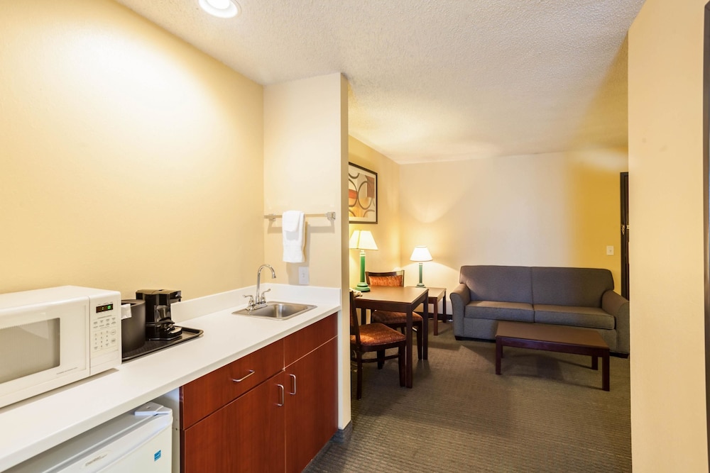 Quality Inn & Suites Lincoln North - photo 33