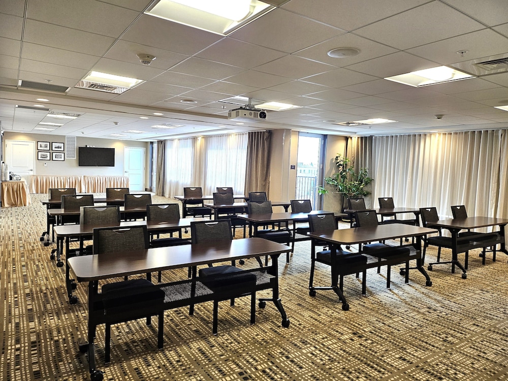 Staybridge Suites Marquette by IHG - photo 33