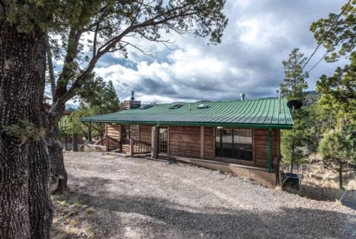 Hughes Cabin at Ruidoso with Forest View — 4-Star Luxury Hotel in Ruidoso, United States