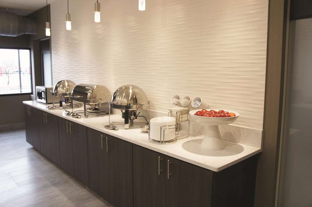 La Quinta Inn & Suites by Wyndham Wichita Airport - photo 20