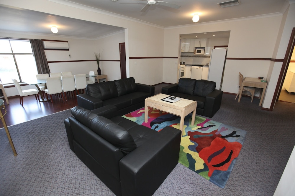 Macquarie Cottage — 4-Star Luxury Hotel in Dubbo, Australia