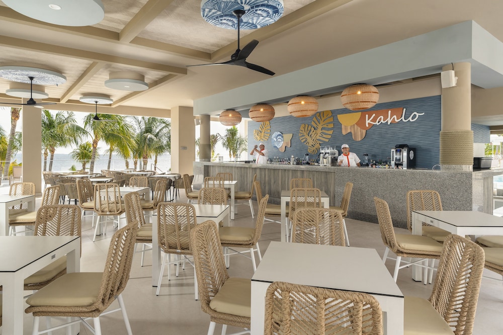 Poolside bar